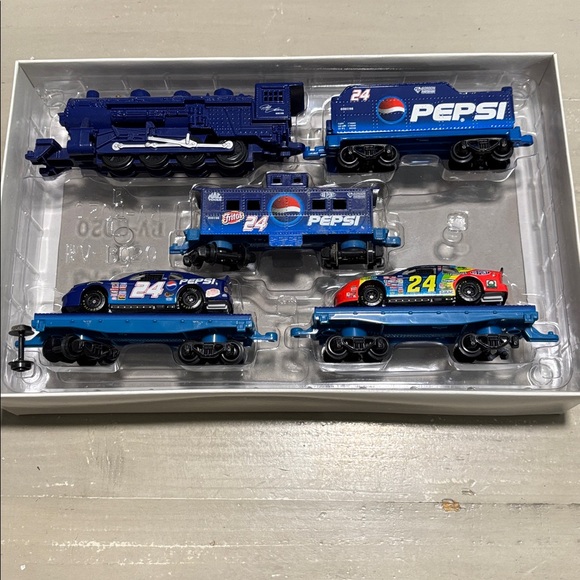 Pepsi Racing Jeff Gordon Train Set NASCAR - Picture 2 of 3